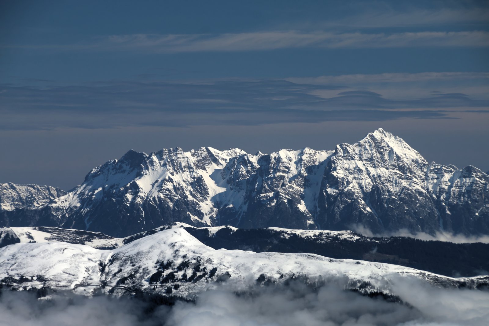 Előtérben a Maurerkogel (2075m), tavaszi sítúráin kedvenc helyszíne Zell am See-ből. Háttérben a Leoganger Steinberge