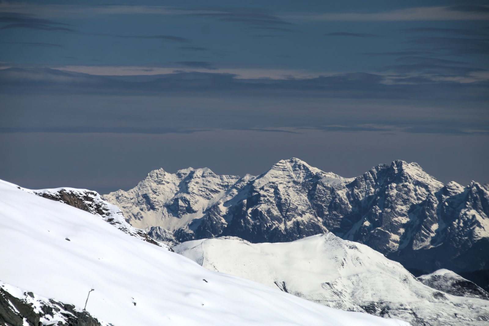 A Leoganger Steinberge impozáns csúcsai a háttérben, előtérben a Lakarschneid és Tristkogel lejtői