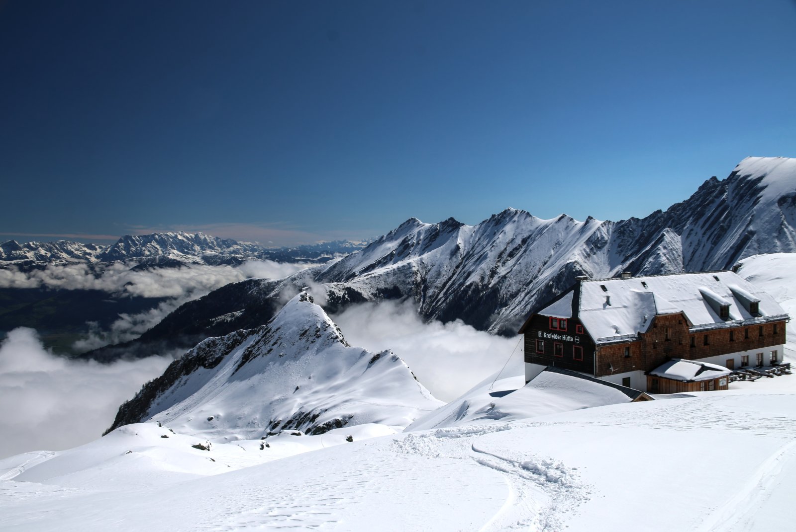 Krefelderhütte a Magas-Tauern nyulványaival, a horizonton a Hochkönig és a Steinernes Meer