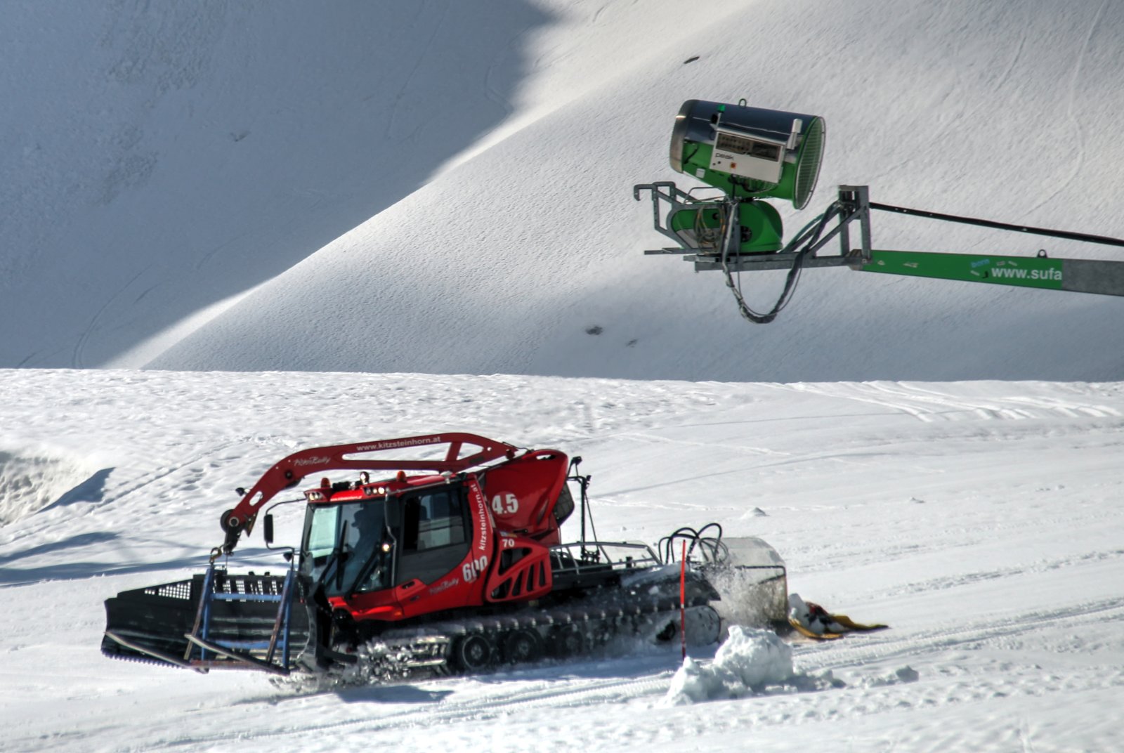 Ratrak igyekszik az Alpincenter felé a 6-os pályán