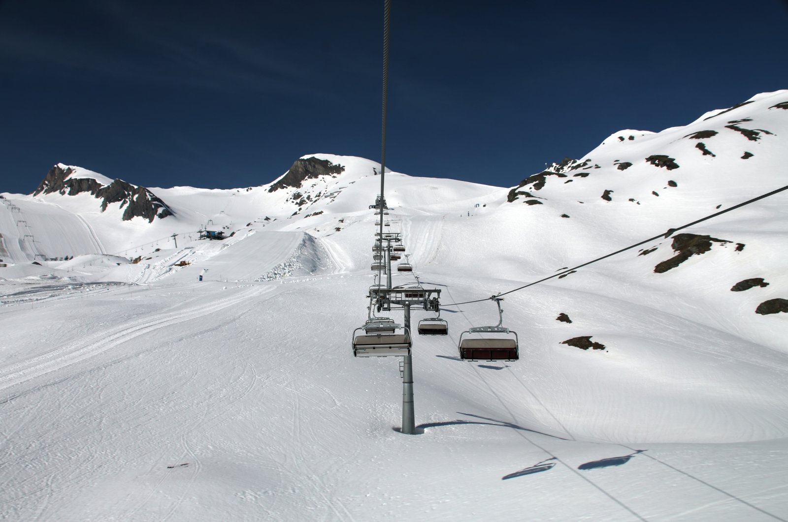 Kristallbahn hatüléses, tőle balra a Maurer gleccser (5-ös fekete pályák)