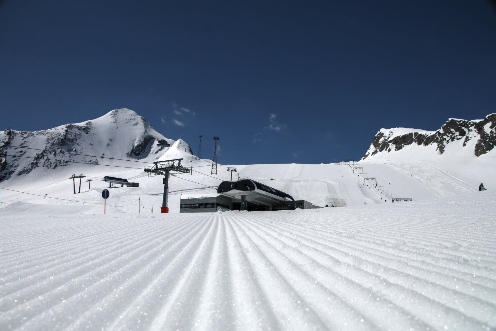 A Gletscherjet 3+4 középállomása, háttérben a gleccserpályák egy része