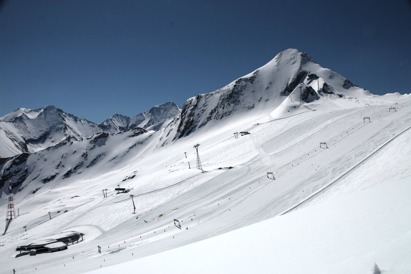 A Kitzliftek a Kristallbahn hatüléses tetejétől, egészen pontosan kicsit feljebb 