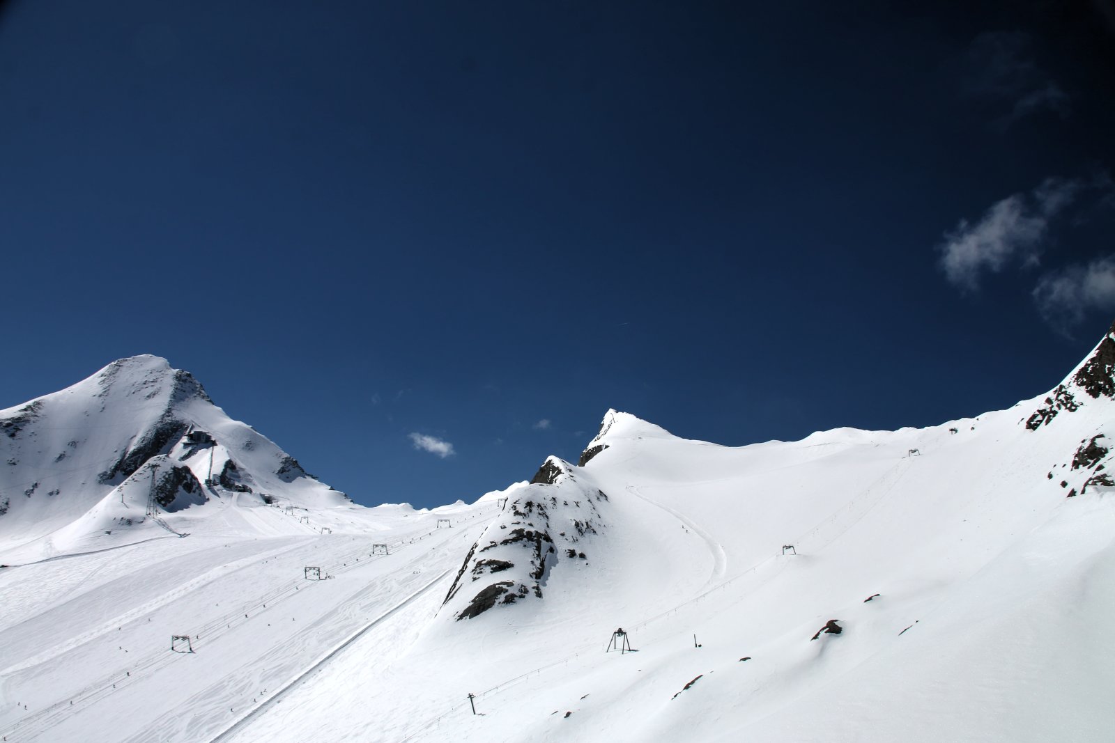 Jobbra a Maurer gleccserlift, az idei szezonban sajnos egy napot sem üzemelt, jelenleg (is) a sítúrázók kedvenc célpontja