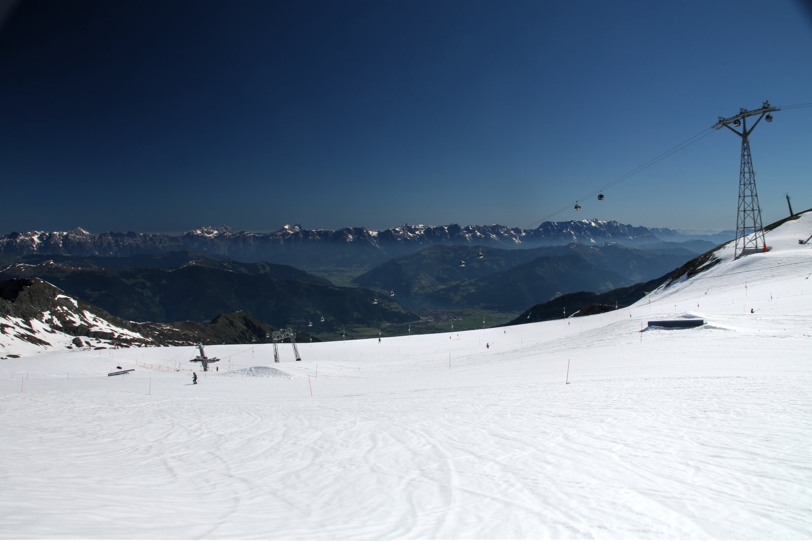 A Magnetköpf csákányosa a funparkkal (utóbbi hétvégenként üzemel)