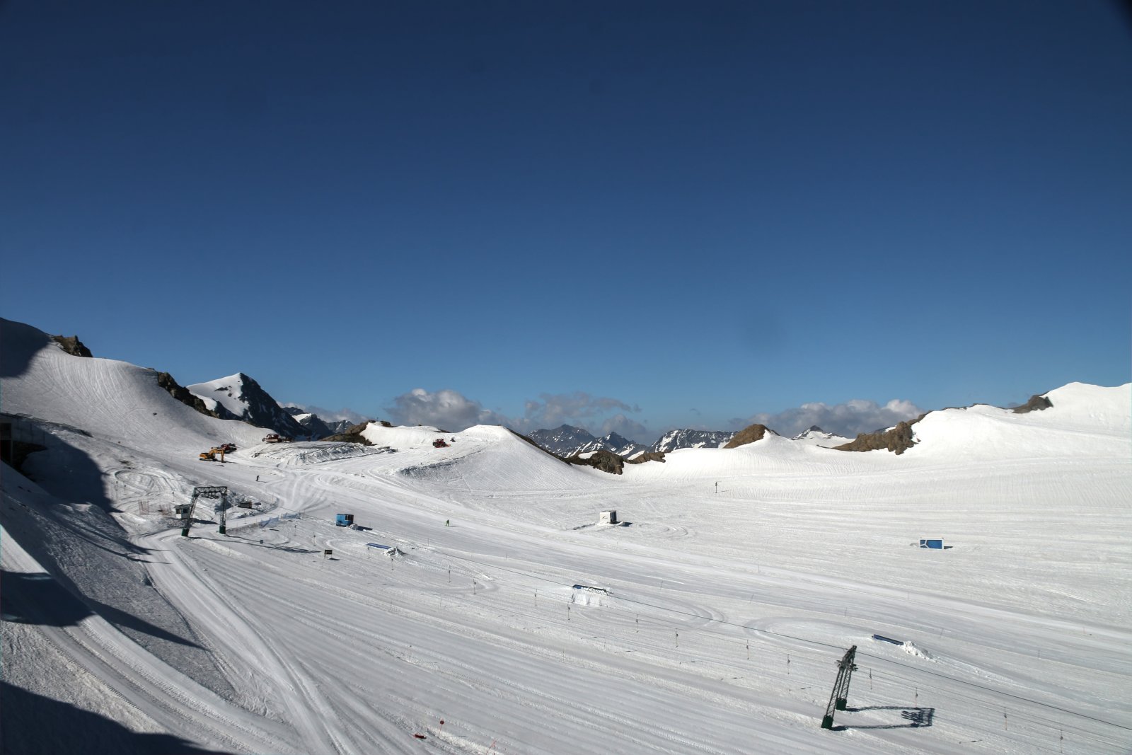 A Magnetköpf felső csákányos, háttérben a Magas-Tauern háromezresei