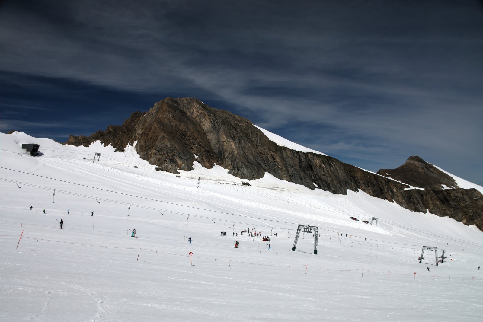 Magnetköpflift és boldog síelők, snowboardosok