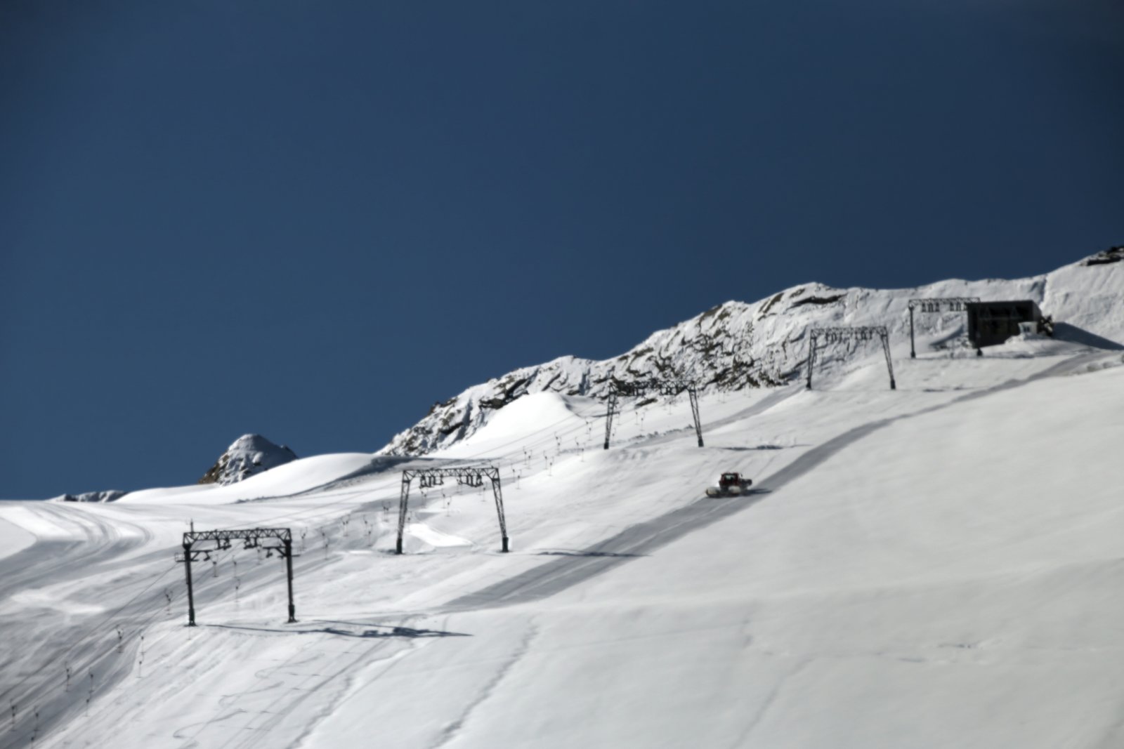 Ratrak dolgozik a gleccseren