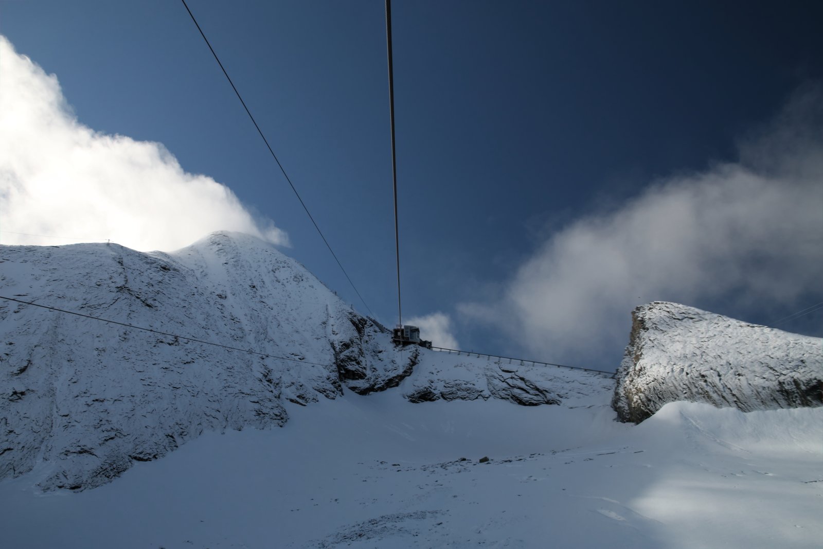 Kilátás a Gipfelbahn nagykabinosból a Schmiedinger gleccserre, ami a legnagyobb a három kapruni gleccser közül
