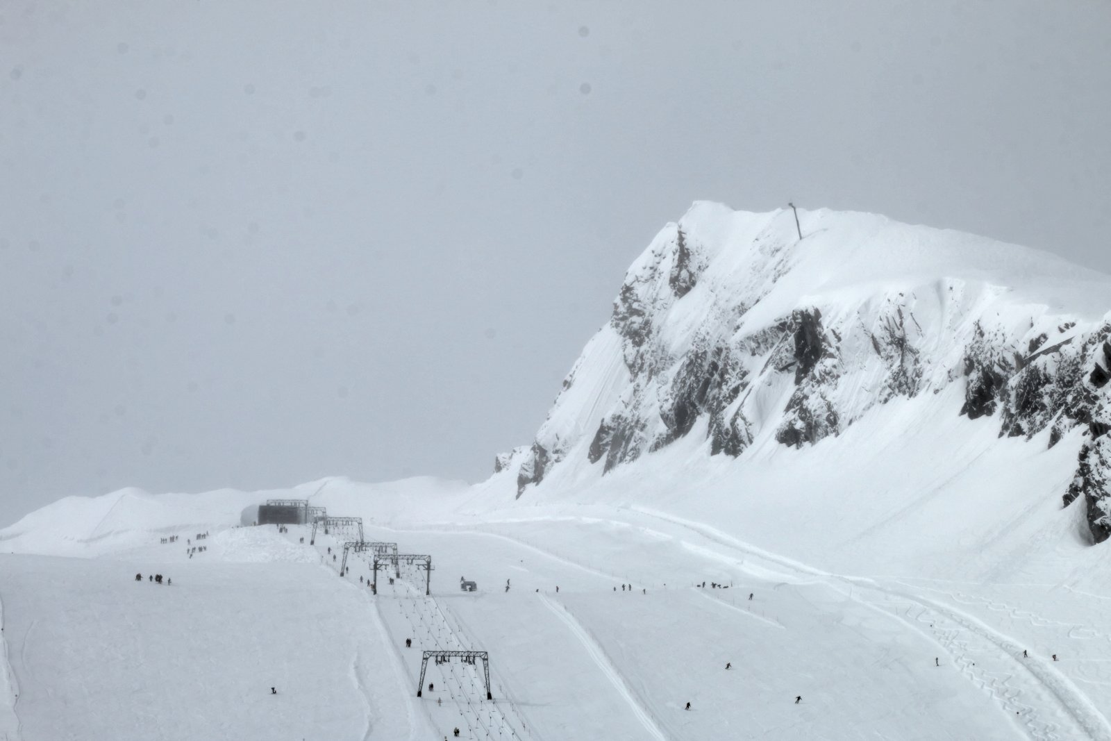 Májusi porhó a Kitzsteinhorn gleccseren - a széles gleccserpályák