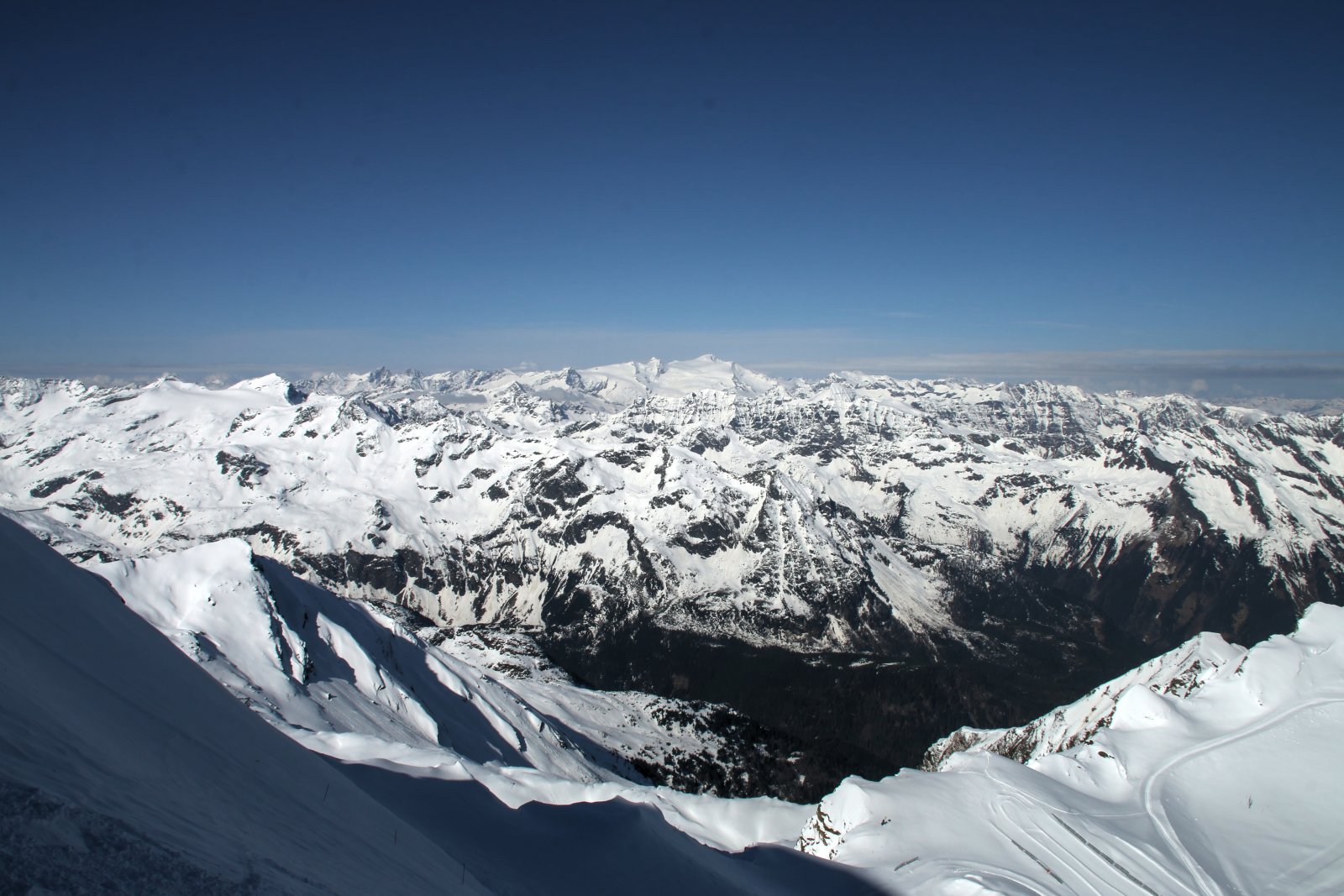 Kilátás a Gipfelweltről, a horizomton a majd' 3700 m magas Großvenediger