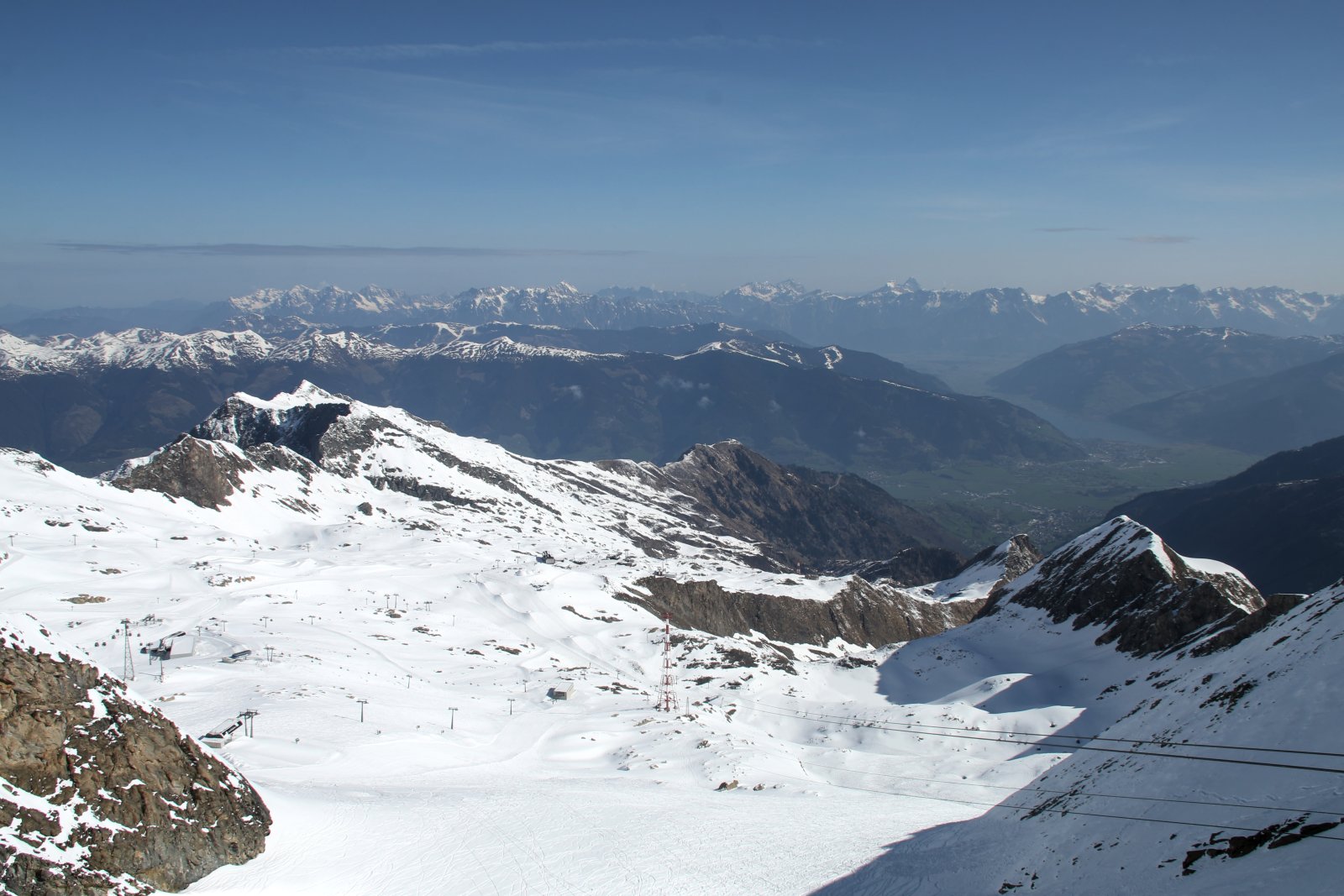Kilátás észak felé. a völgyben a Zelli tó