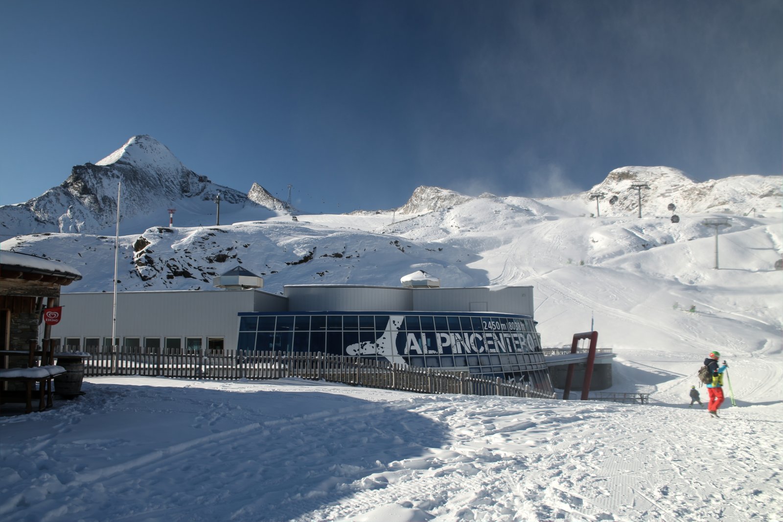 Első fecskék szombat reggel az Alpincenternél - Fotó: Stani