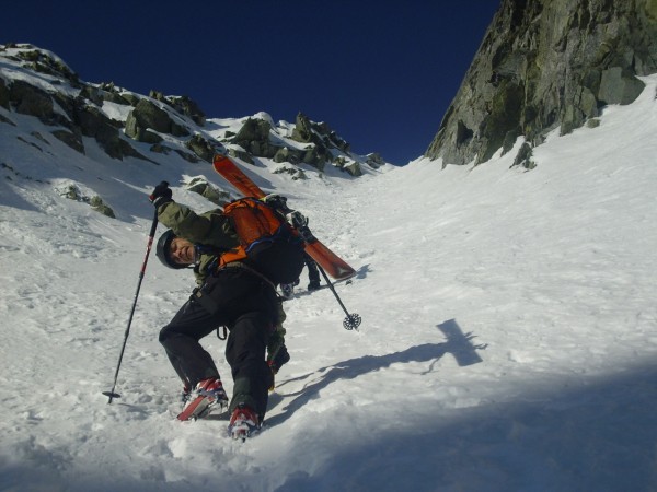 A kuloár felső részébe besütött a reggeli nap, itt puhább is volt a hó - Kattints a képre a nagyításhoz