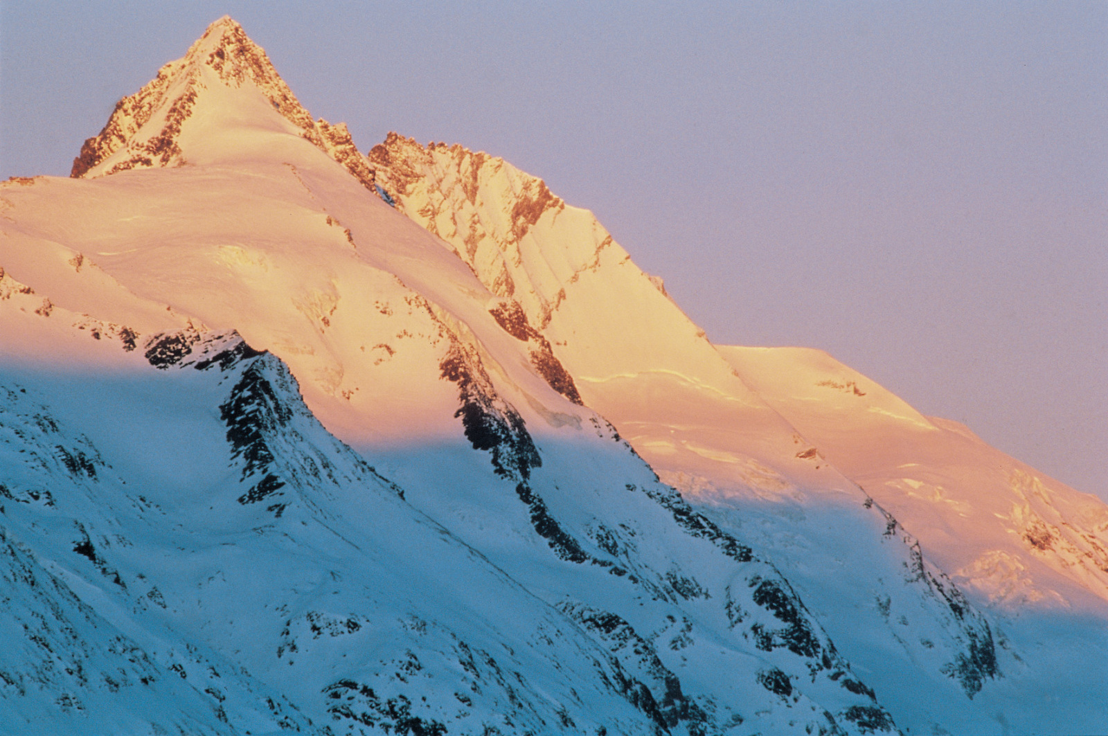 A Grossglockner csúcsán nyáron is megmarad a hó