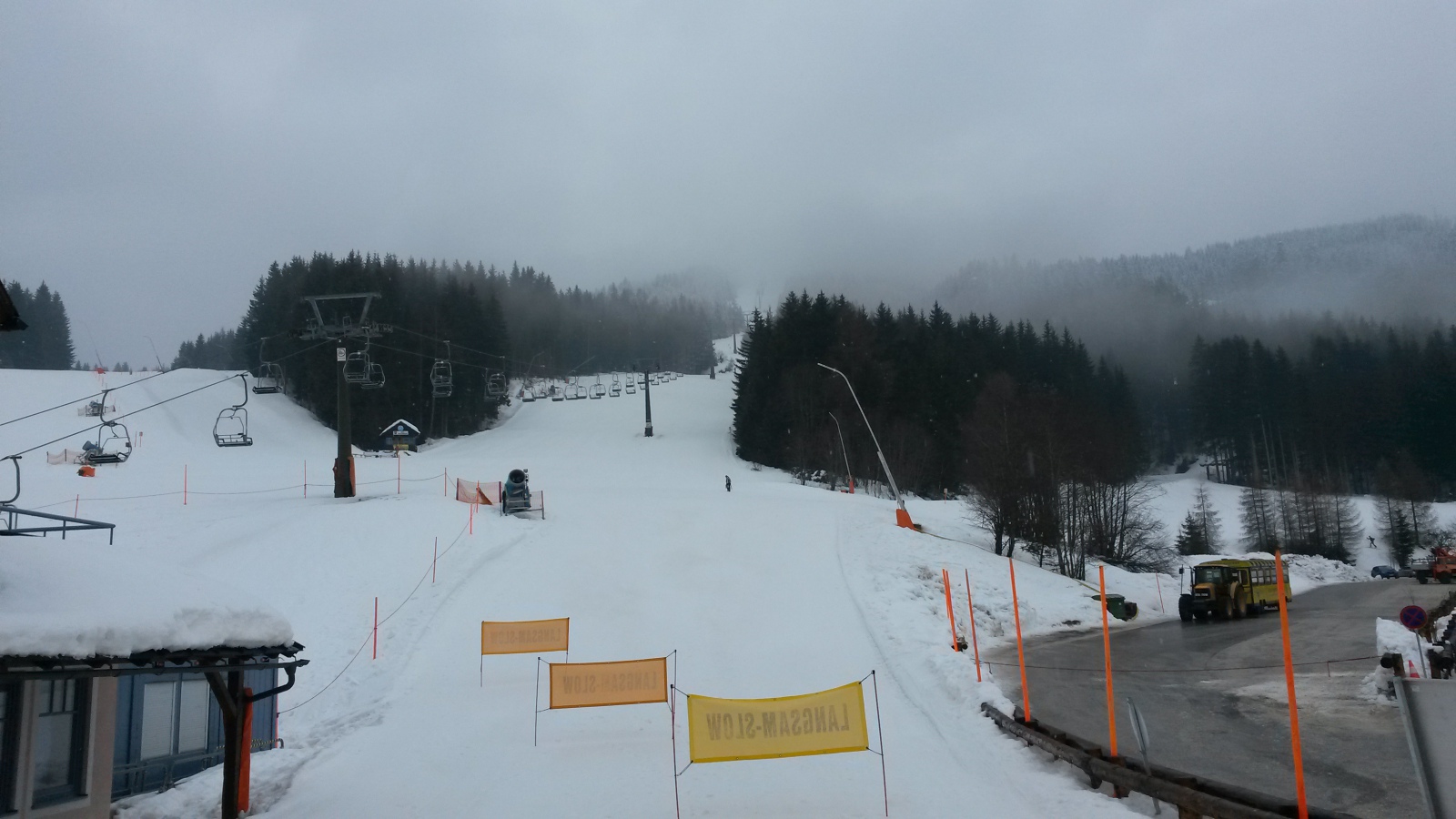 Kétüléses alja, befutók balról: piros 22, fekete 21, A1-kék20