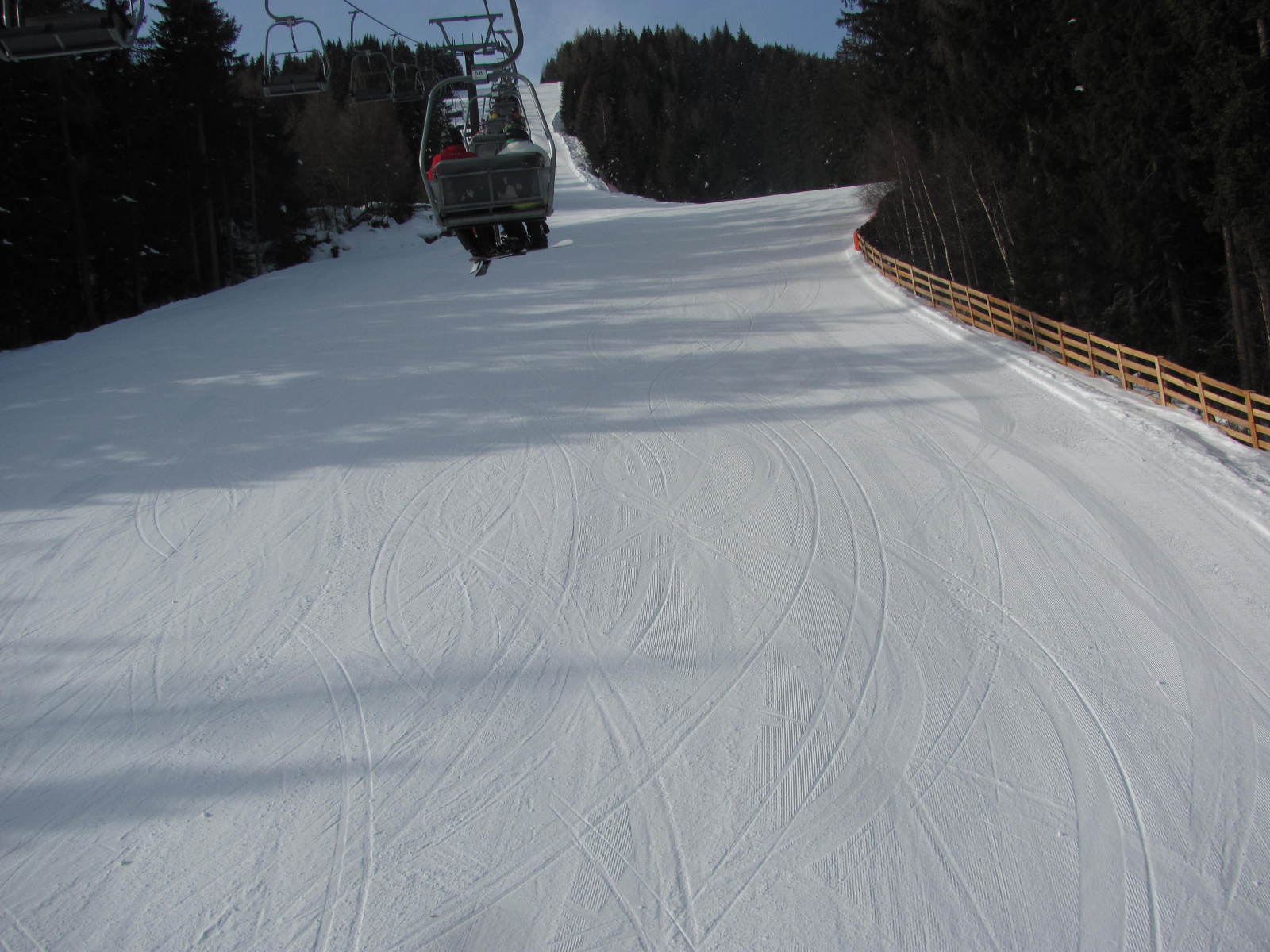 Kétüléses felfelé, alatta fekete 21, itt már nem olyan vészes, de föntebb tényleg fekete