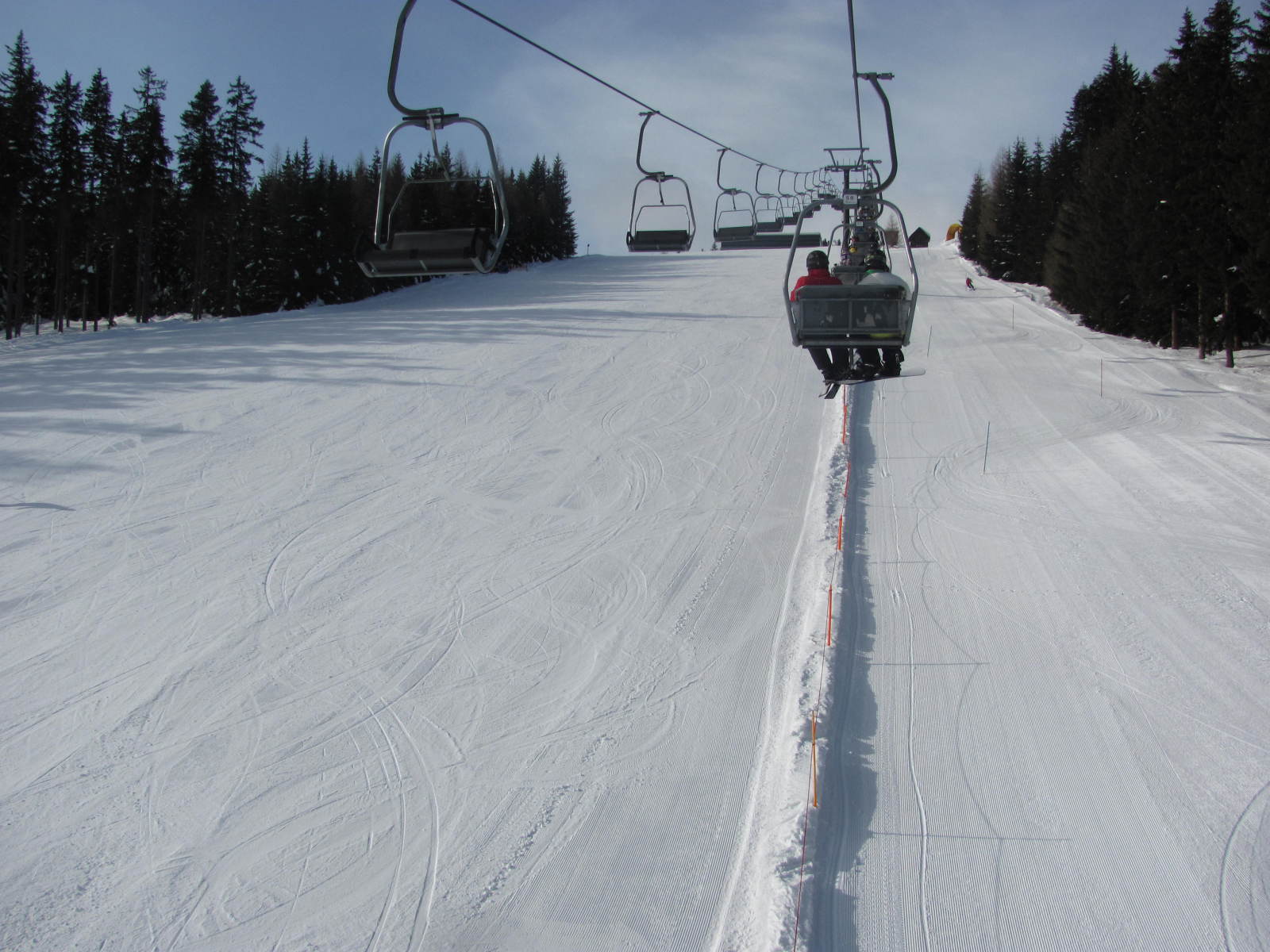 Piros 22-es eleje, innen nézve balra piros 22, középre fekete 21, és itt balról érkezik és jobbra folytatódik a kék 20