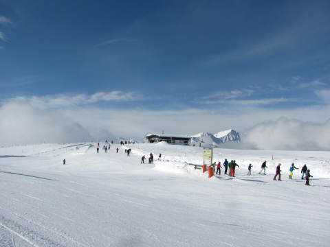 A csúcs, kilépve a kabinosból. Szemben a háromüléses felvonó