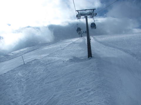 Balra piros 28 indul, jobbra csak egy túlbuzgó ratrakos nyoma