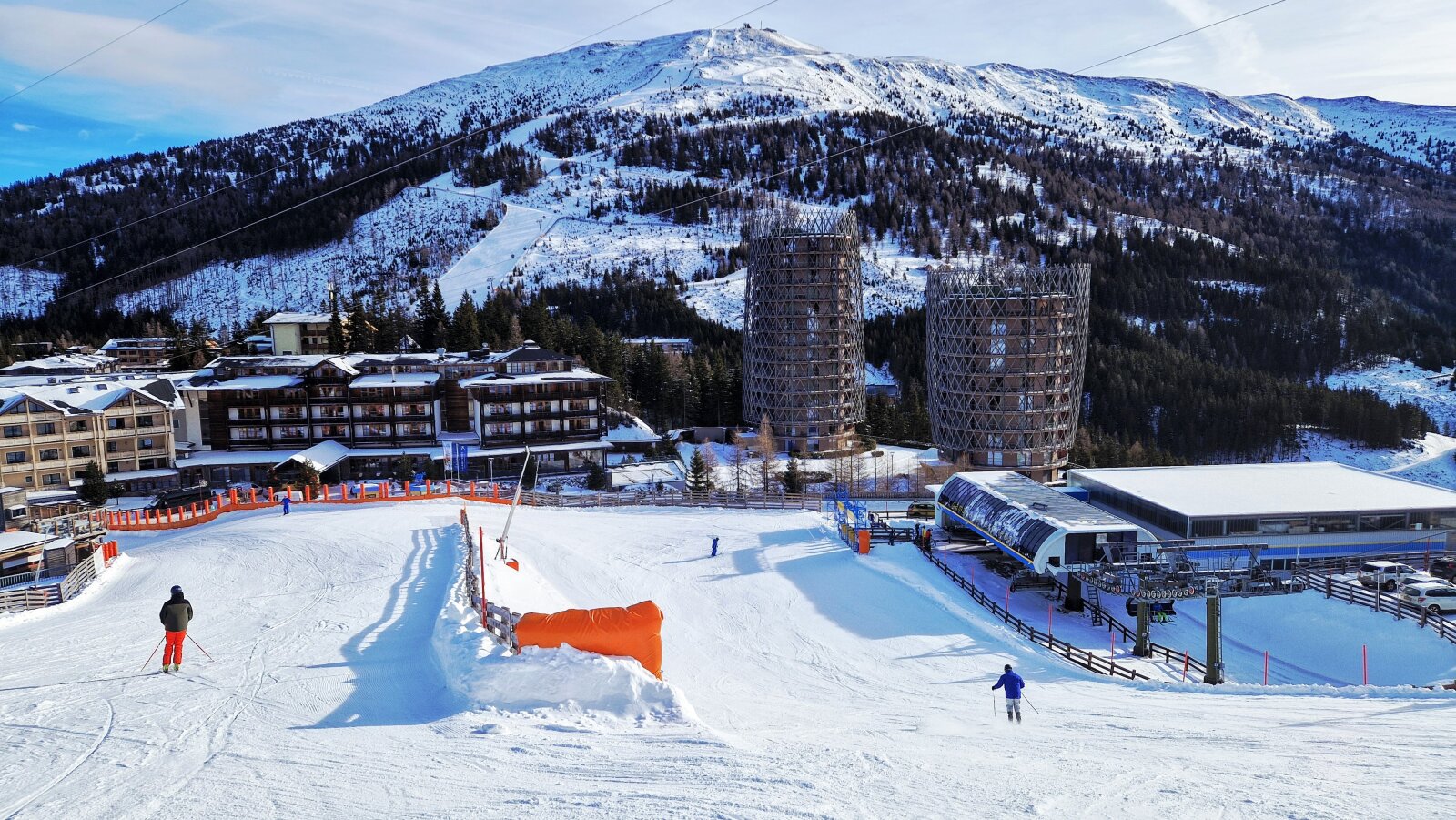 A Falkensteiner Hotel Cristallo igazi pályaszállás, a szálloda mellett található óriás toboz alakú apartmanházak is hozzá tartoznak.