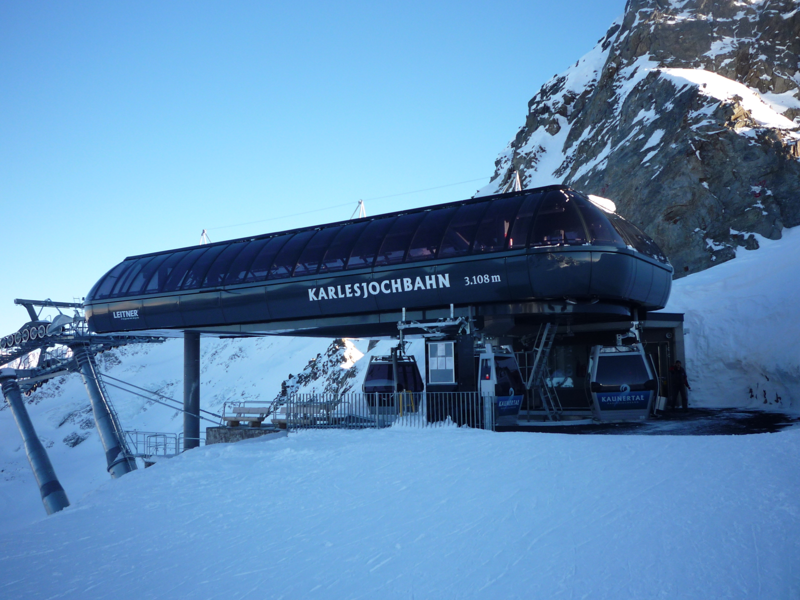 A felvonó felső állomása, a pályarendszer legmagasabb pontja (Karlesjoch, 3108 m)