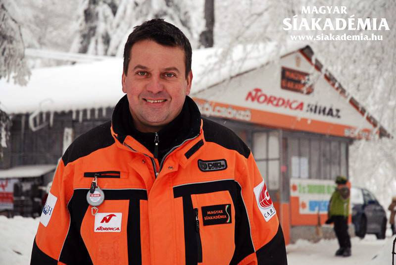 Klausmann Viktor Kékestetőn oktatja a kezdőket és újrakezdőket