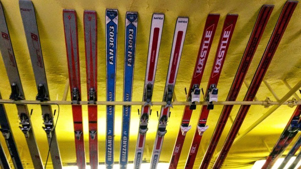 Régi sílécek a kékestetői síházban