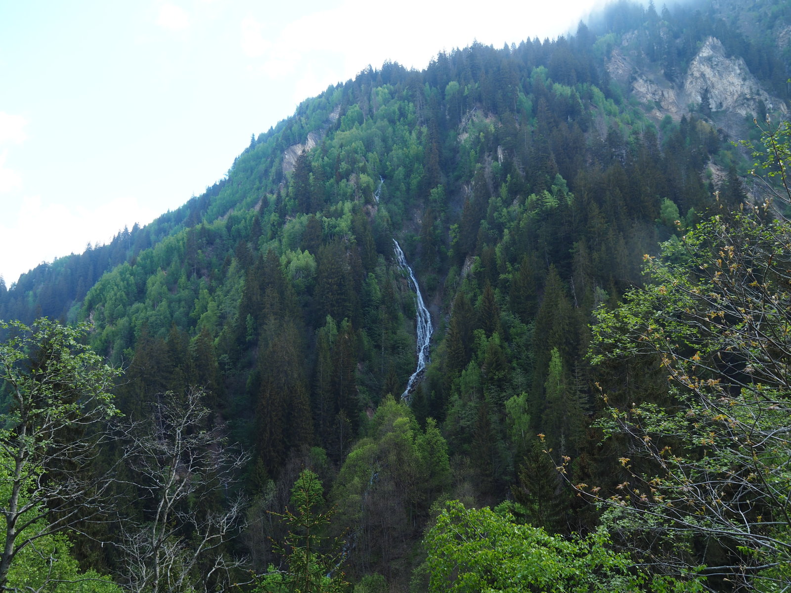 vízesés a szemben levő hegyen