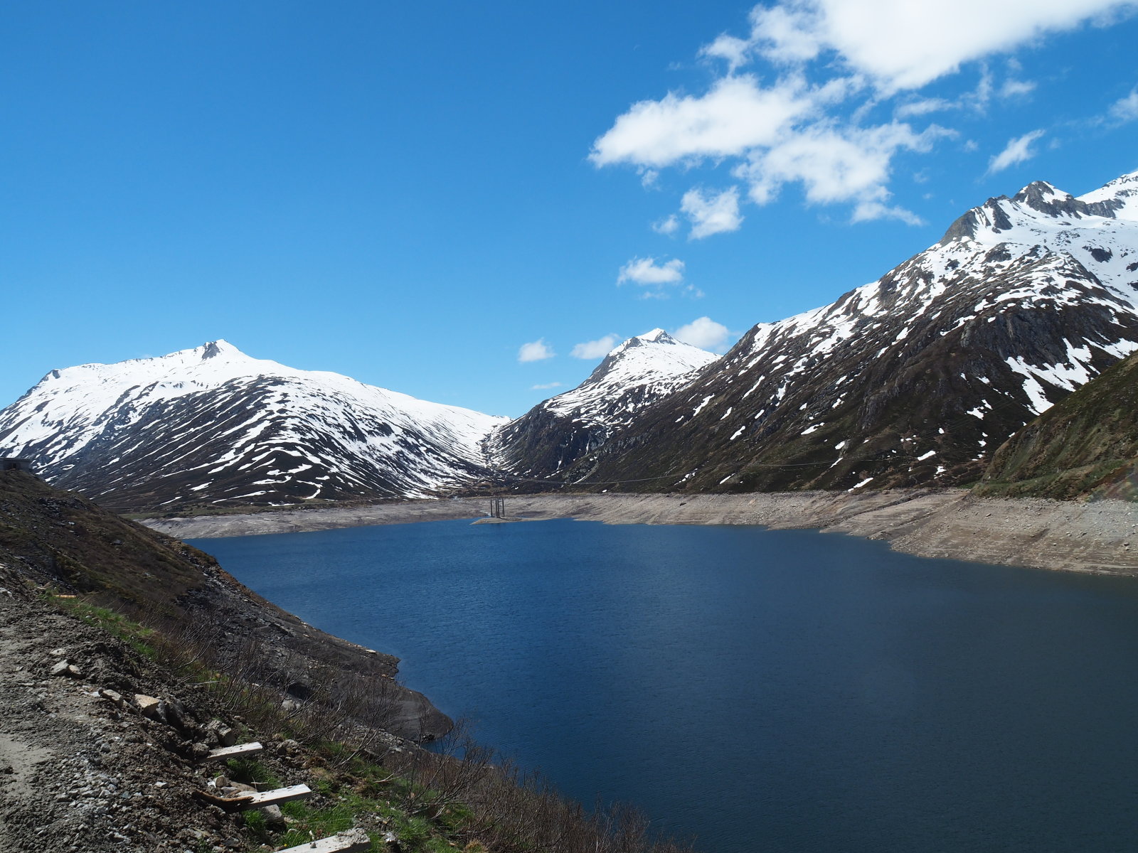 összegyűjtik a környező hegyek olvadó havát a tóban