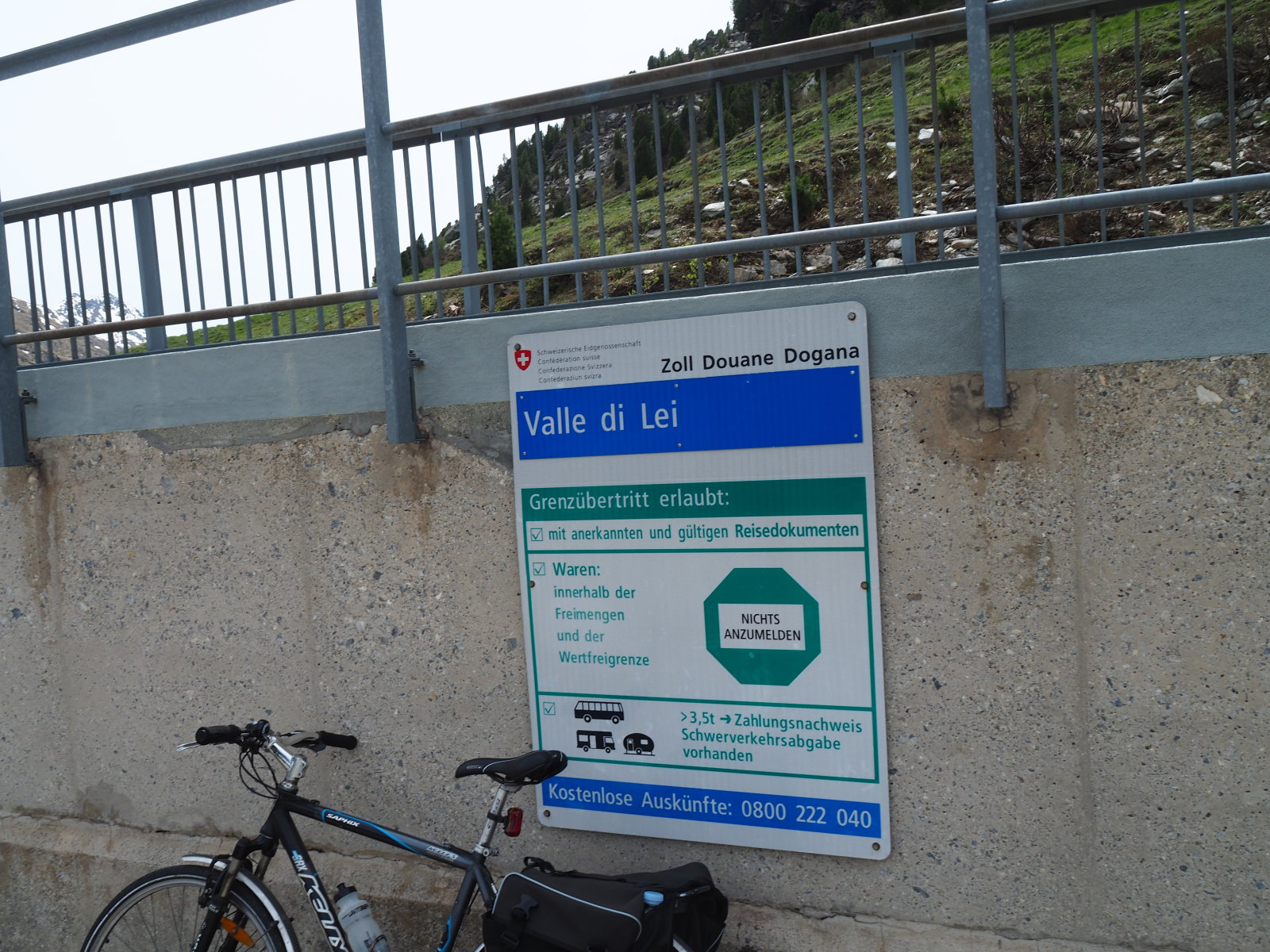 Ebben a völgyben csak a gát van svájci területen, minden más olasz rész. Tábla figyelmeztet