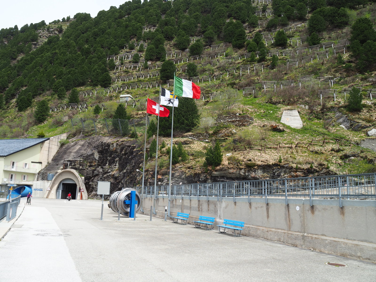 Az alagúton lehetett megközelíteni a gátat