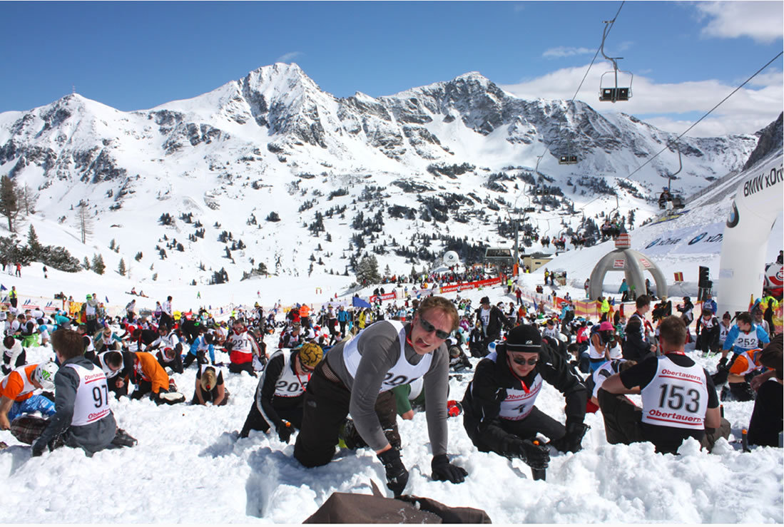 Kincskeresés Obertauernben - a versenyzők egy ásó segítségével kutathatnak a 30 db ajándékot rejtő ládika után