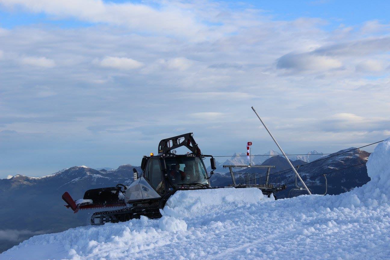 Munkában a ratrak - Fotó: Kitzbühel - Tirol