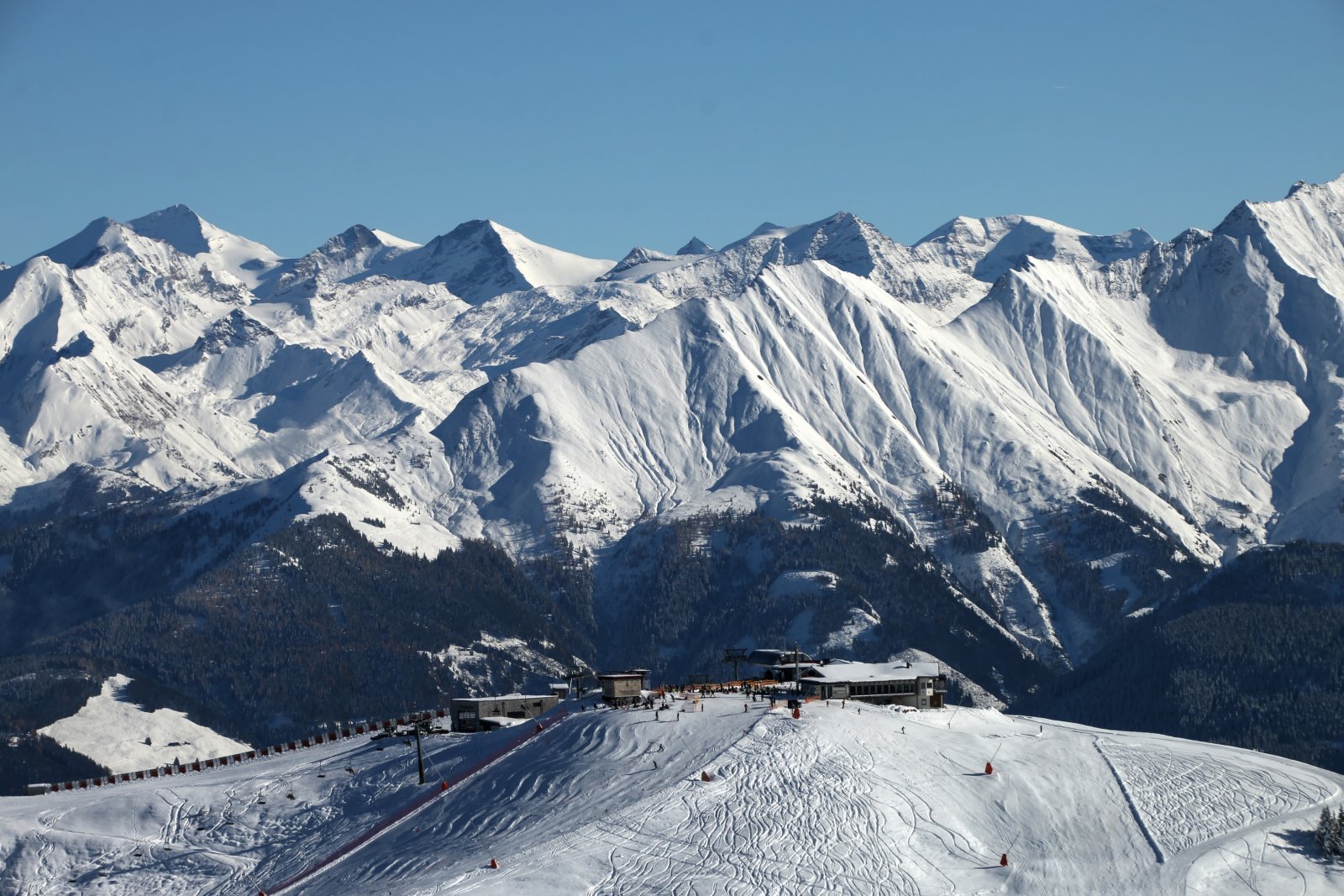 A négyüléses teteje a Hanglalm ülőfelvonótól nézve, háttérben a Magas-Tauern háromezresei - Fotó: Stánicz Balázs (Stani)