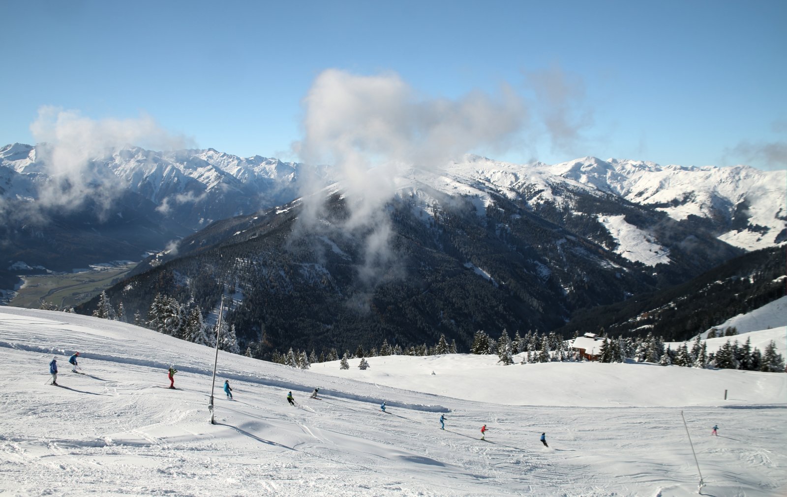 Síelők élvezik a hétvégi képeslapidőt a kék pályán, háttérben a Wildkogel síterepe - Fotó: Stánicz Balázs (Stani)