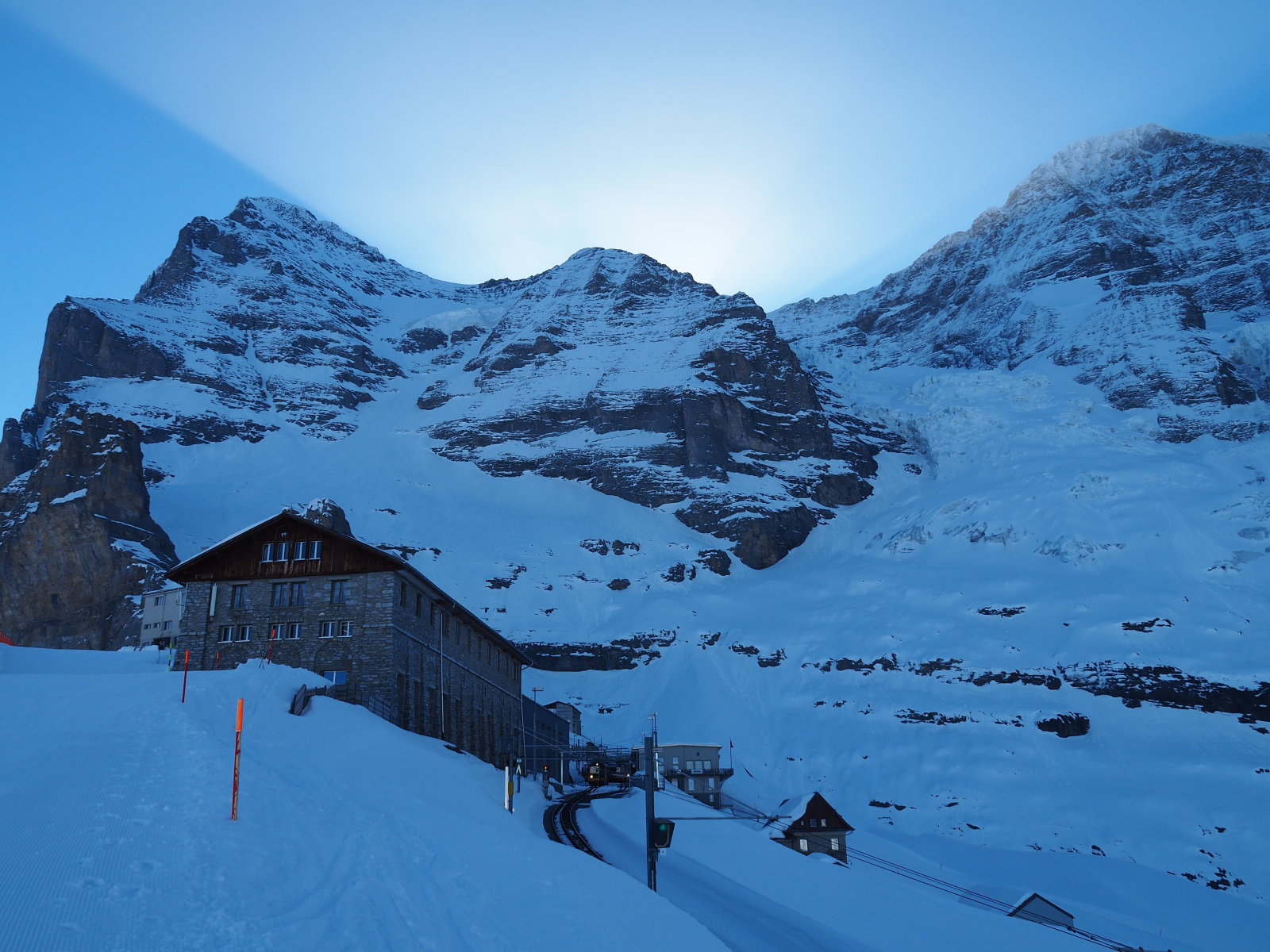 a Nap sugarai megtőrnek az Eigeren(a bal rész égboltja kékebb mint a középső)