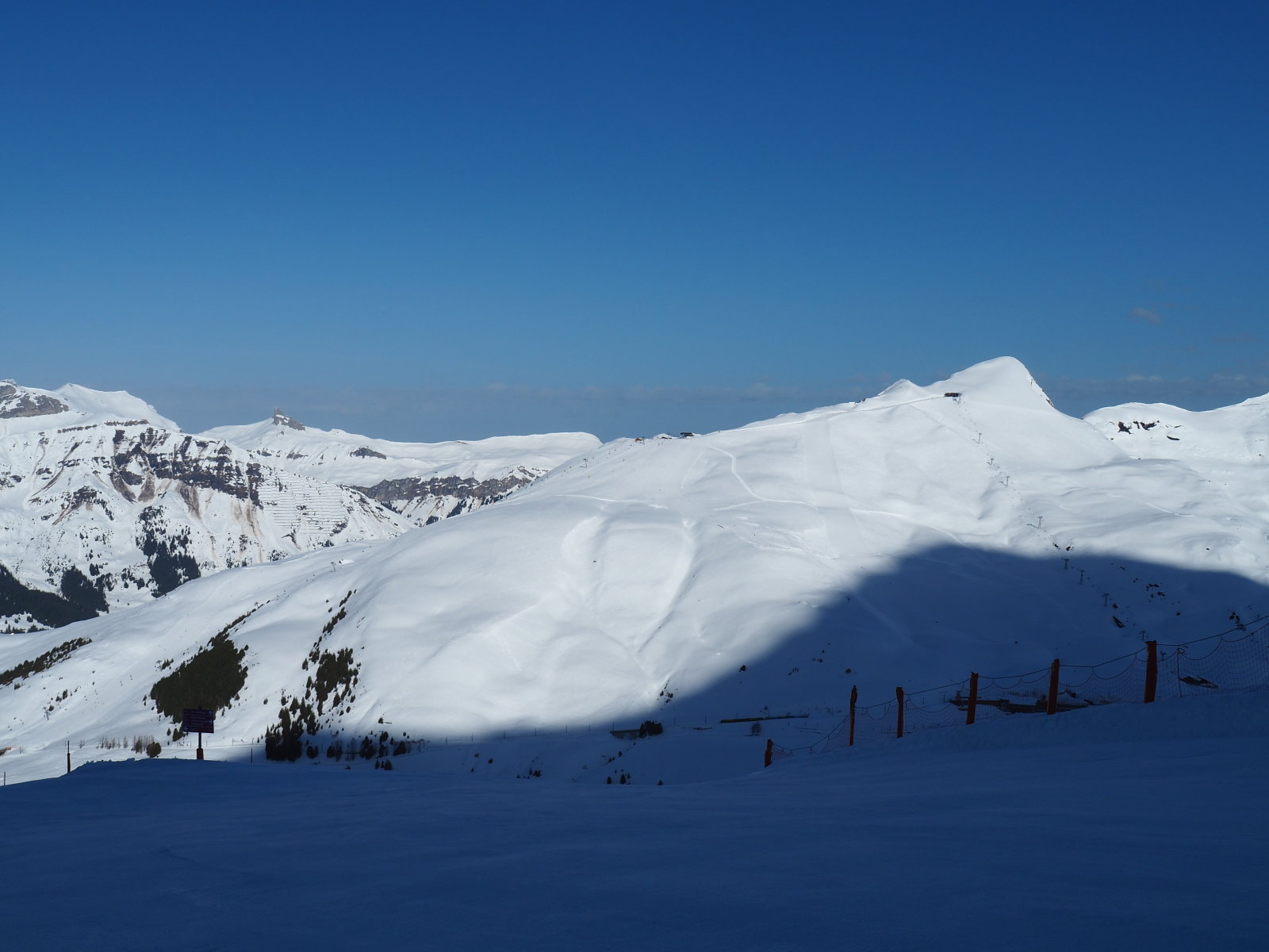 szemben a Wixi felvonó, az Eiger formája látszik az árnyékban