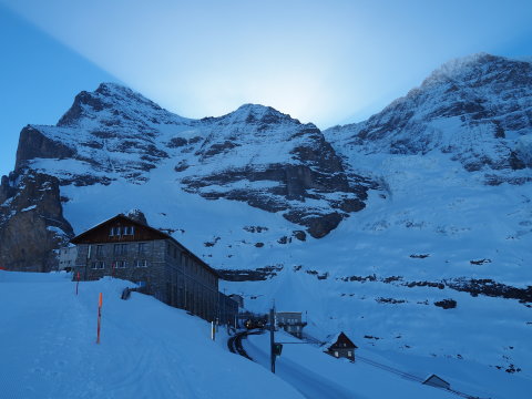 a Nap sugarai megtőrnek az Eigeren(a bal rész égboltja kékebb mint a középső)