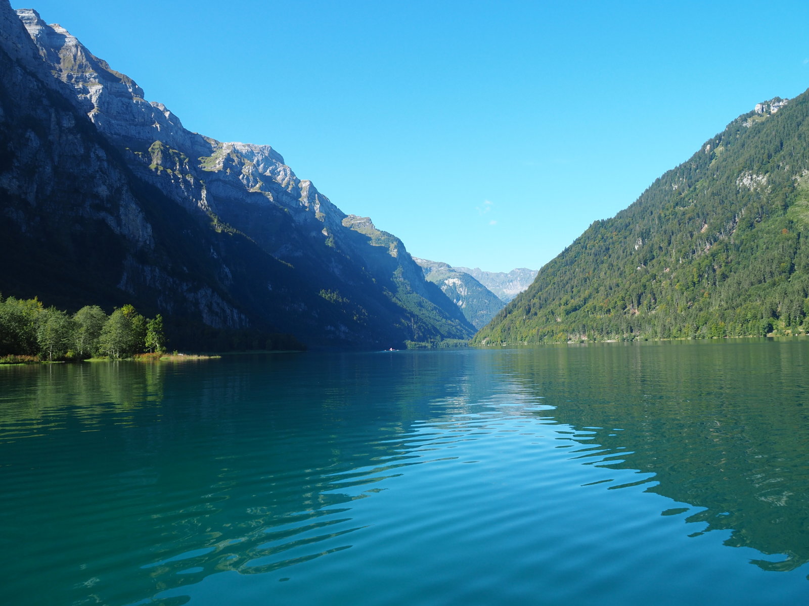 A Klöntalersee a gát felöl