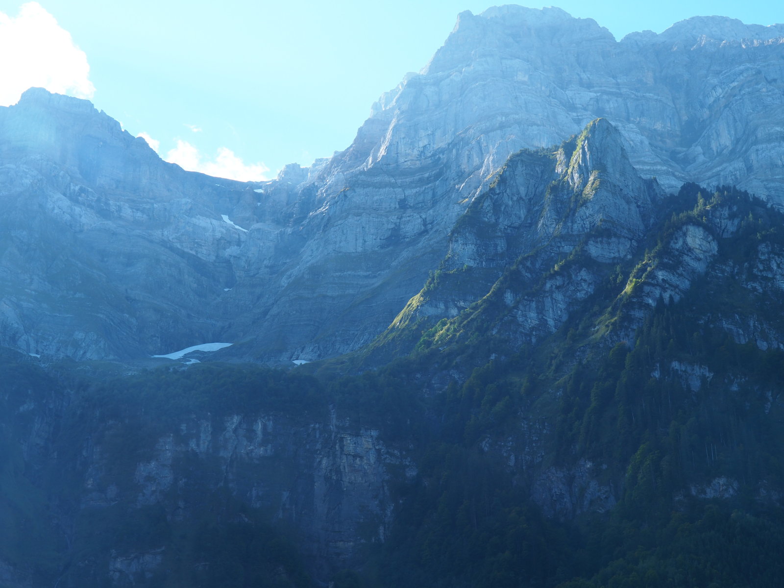 a hegyen még hófoltokat is lehetett látni