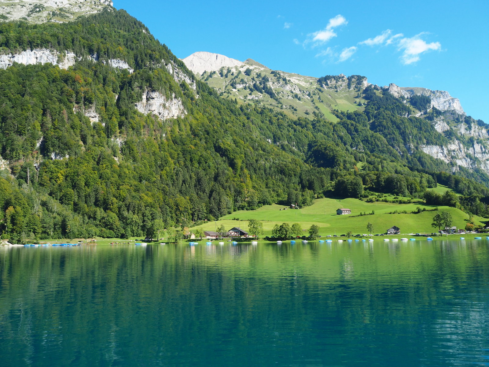 a hajó kikötő mögötte vezet az autó út