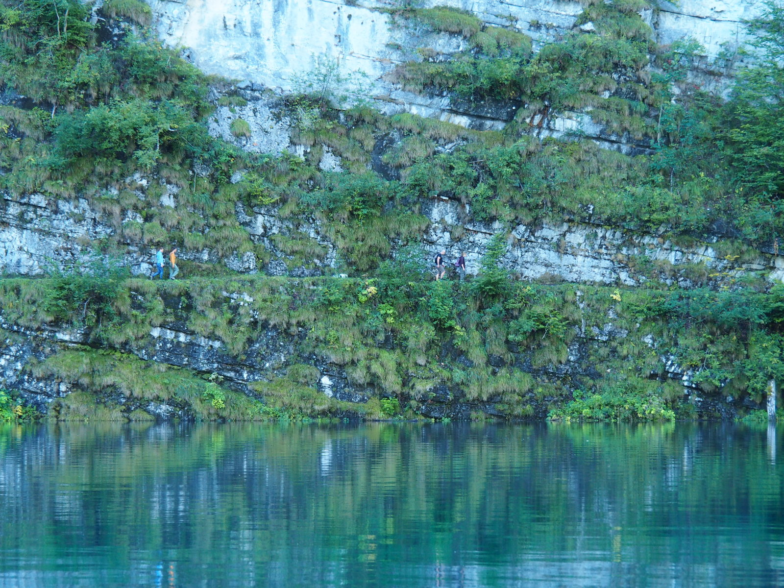 ott a túraút a sziklában a tó partján