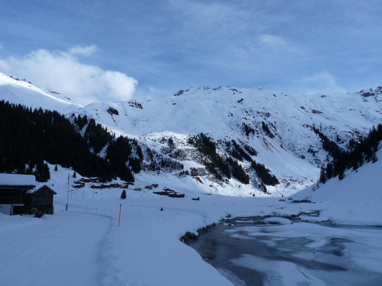 kis gát, szemben a hegy másik oldala már Ausztria