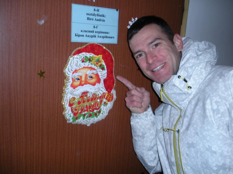 Fényképen kevésbé, életben nagyon giccses télapó. A helyszín egyébként a körösmezői magyar iskola.