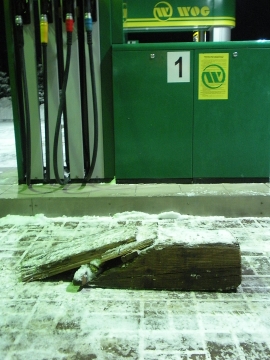 Benzinkutak kötelező kellékei – így tankoltak régen is plussz 1-2 literrel többet a benzincsempészek is annak idején. Rátolattak erre, így megdőlt a tank, több fért bele.