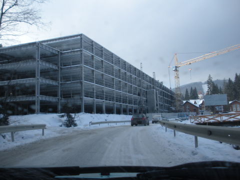 A részben beomlott parkolóház - most éppen szellemház