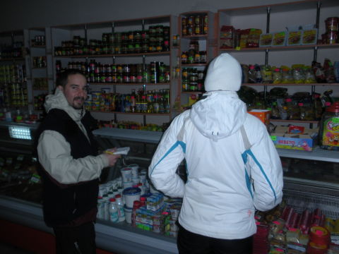 Élelmiszerbolt Körösmezőn. Van még másik 12 pont ugyanilyen, és pont ugyanekkora a "város-falu"-ban