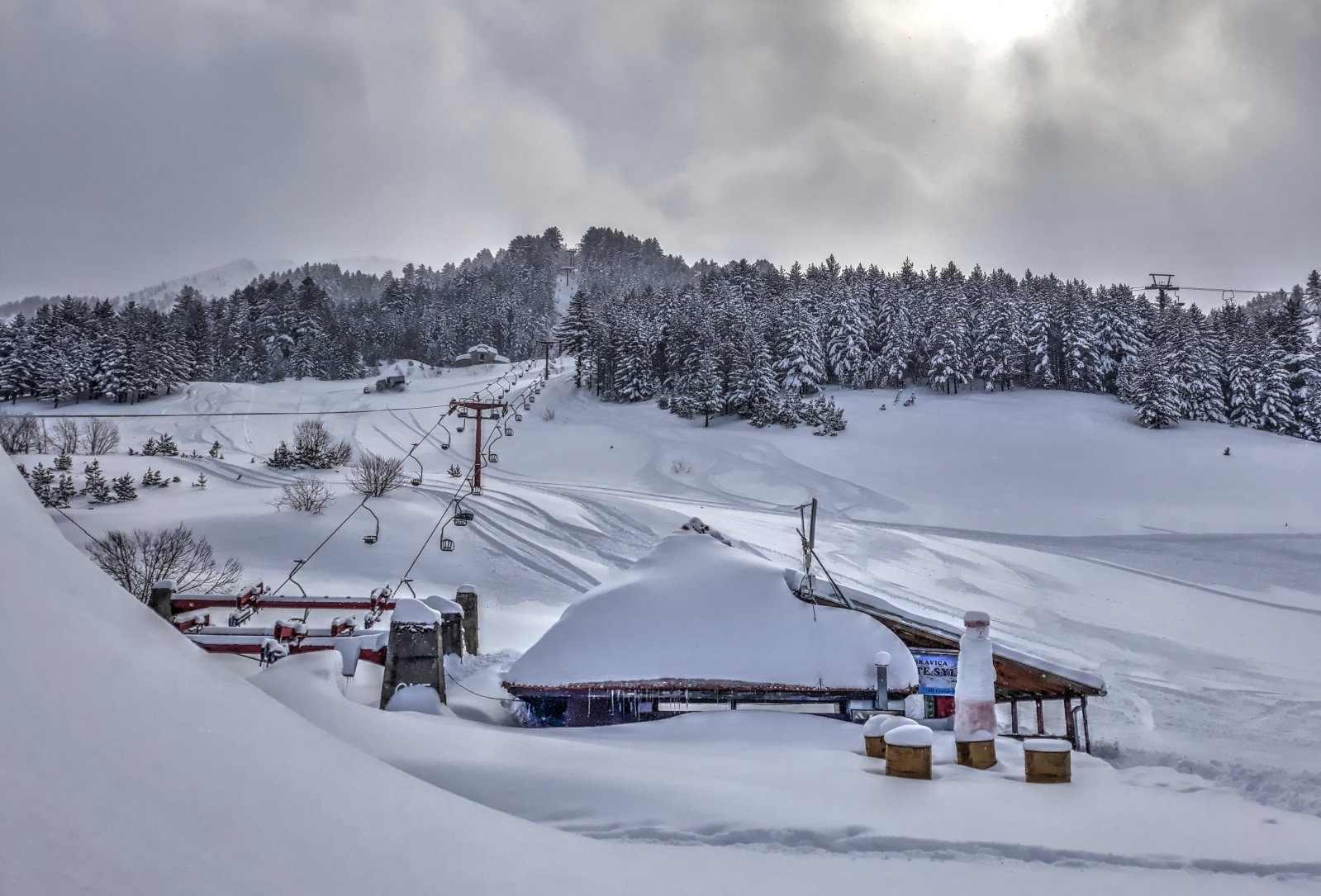 Elhagyatott sílift  - Freeride síelés Koszovóban