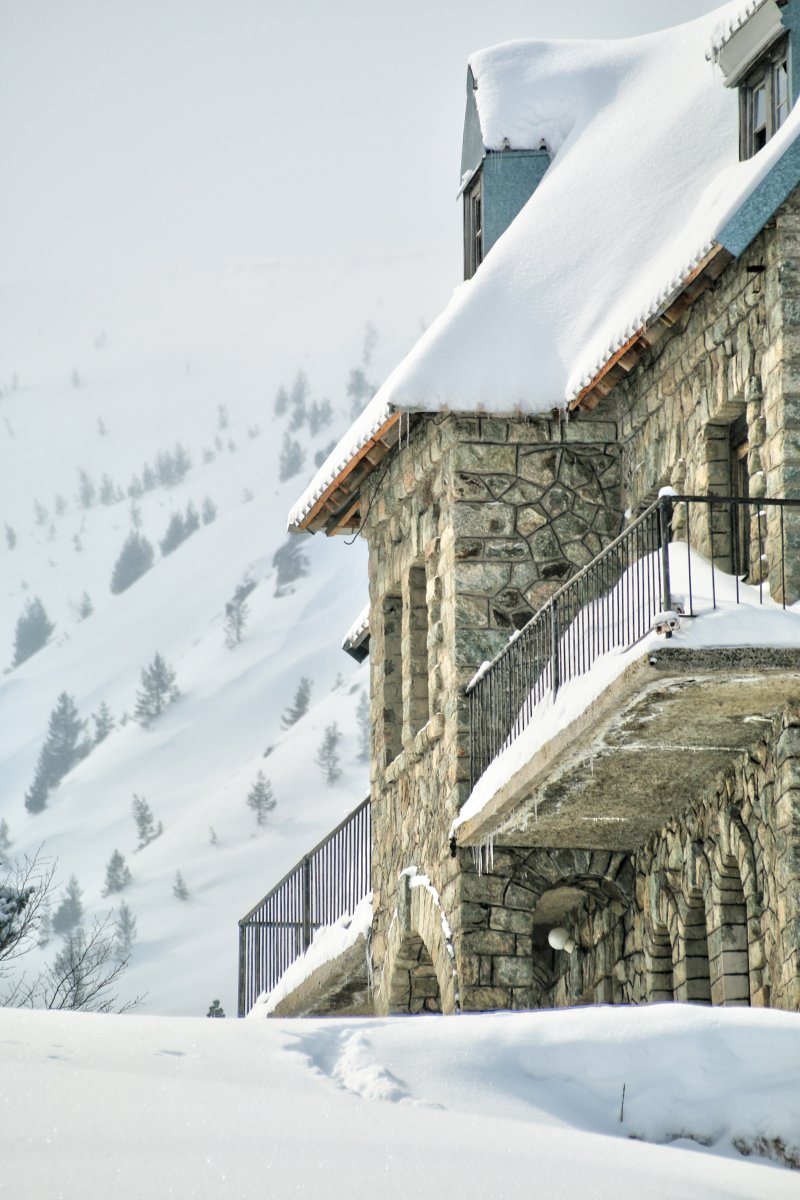 Elhagyatott kőház falai fürdenek a napfényben - Freeride síelés Koszovóban